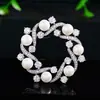 Broche Novo Estiloso e Elegante de Pérola Falsa com Design de Guirlanda Floral, Adequado para Blazers e Vestidos como um Alfinete Acessório