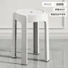 Sillas de plástico engrosadas, apilables, adecuadas para mesas de comedor en casa, taburetes pequeños para propiedades de alquiler, sillas de comedor de lujo ligero nórdico de moda