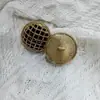Botón Redondo Metálico Hueco Estilo Chanel con Puntos Brillantes y Acabado Aceitoso para Camisa y Blazer Botón Decorativo de Moda