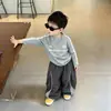 Ropa infantil estilo coreano conjunto para niños 2026 primavera y otoño traje versátil elegante gris estampado para niños