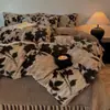 Conjunto de quatro peças em pele de coelho grau A, apresentando a cor Melard, edredom de alta densidade, forrado com fleece e espesso, juntamente com um conjunto de três peças em veludo de leite para aquecimento e um lençol com elástico