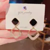Novos brincos populares de estilo coreano, simples e elegantes para meninas, brincos de tarraxa versáteis, simples e estilosos, acessórios de orelha em alta no TikTok atacado