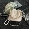 Bolso para Mujer 2026 Otoño Nuevo Modelo Patrón de Diamante Bolso Cubo con Cordón Versátil Bolso Cruzado al Hombro con Cadena Estilo Chanel para Mujer