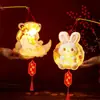 Durante o Festival do Meio Outono, crie uma atmosfera calorosa e aconchegante com lanternas artesanais DIY para uma experiência em família.. Estas novas lanternas portáteis são perfeitas para iluminar o céu noturno.