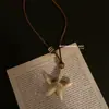 Colar Pingente Estrela Amarelo Brilhante para Mulheres, Design de Nicho, Corrente de Pescoço Simples, Novo Acessório Doce para o Verão 2025
