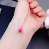 A Pedra Principal é um Pingente de Opala Rosa Natural 5x7mm. O Opala Rosa Tem uma Textura Delicada, É Quente e Úmido, e Tem uma Cor Delicada e Bonita