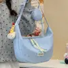 El tono de caramelo suave y la sensación dulce le dan a este bolso cruzado un encanto único.. Es un bolso de hombro para el viaje diario y el trayecto al trabajo para estudiantes universitarios.