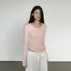 Camiseta Retrô Chique Estilo Coreano com Gola Henley de Manga Longa Feminina Outono Design Moderno Slim Fit Valoriza a Silhueta Camada Base
