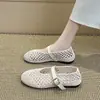 Sapatos Rasos Femininos com Trama de Rede, Estilo Verão 2026, Leves, Casuais, Novos Sapatos Slip-On Respiráveis e Confortáveis com Uma Única Fivela