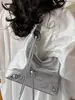 Bolso de axila de gran capacidad estilo coreano para mujer, bolso de trabajo, nuevo modelo primavera 2026, bolso tipo cubo biker con tachuelas, bolso cruzado