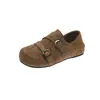 Sapatos femininos de salto baixo, novo estilo 2026, sapatos brogue com fivela dupla, sola macia, adequados para combinar com saias, com um salto que pode ser pisado, e projetados para calçar facilmente, semelhantes a sandálias Birkenstock