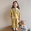 Conjunto de dos piezas para niñas de estilo coreano, dulce y lindo, con bloques de color de dibujos animados, cuello polo y pantalones jogger casuales, nuevo para primavera y otoño