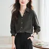 Camisa branca feminina de manga longa com bordado vazado e decote em V, corte solto, versátil para o trabalho, efeito emagrecedor, novo estilo de outono