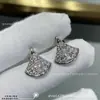 Brincos pequenos de saia para mulheres, V banhado a ouro rosa 18K, luxo leve com toque de alta qualidade, apresentando madrepérola branca e ágata vermelha em formato de leque