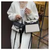 Bolsos estilo nuevo candado bolso Kelly, bolso de mano de moda europeo y americano con bloques de color para mujer, bolso cruzado de hombro texturizado y empalmado