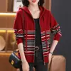 Cardigã de tricô com capuz, zíper e mangas compridas para mulheres, nova coleção outono/inverno 2026, design listrado color-block, adequado para mães, peça externa, vestuário feminino
