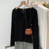 Camiseta básica blanca con cuello en V pequeño para mujer, nueva camiseta para principios de otoño de 2025, única y hermosa, elegante top de punto como capa interior para mujer