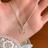 Colar Longo Minimalista Estilo Coreano com Pingente de Flor e Contas para Puxar para Mulheres, Corrente de Clavícula Versátil de Luxo Leve com um Toque Sofisticado de Nicho