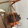 Suministro Directo de Fábrica Gafas de Lectura Bolsa Cubo de Agua Cierre de Cordón Colgante de Osito Pequeño Bolso de Mano Bolso Versátil para Hombro Bolso Cruzado Bolso de Mujer Venta al por Mayor