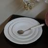 Hermoso plato de postre occidental de cerámica con textura alta y relieve súper hermoso, plato de cena blanco hermoso en stock al por mayor
