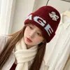 Gorro de hilo de perlas de mezcla de lana de alta calidad coreano, otoño e invierno, adelgazante, gorro para clima frío, gorro de punto con patrón de letras, gorro holgado