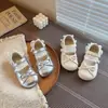 Zapatos de vestir sencillos para niña con doble fila de velcro y lazo, zapatos de princesa de suela blanda, nuevos zapatos de cuero dulces para niños de verano 2026