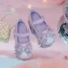 Sapatos de Couro para Meninas 2026 Nova Coleção Primavera/Outono Sapatos Pequenos de Couro com Franja e Laço com Saia de Gaze Branca Sapatos Infantis Planos Leves