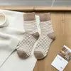 Calcetines de mujer de otoño e invierno, calcetines de tubo medio, calcetines de toalla gruesos con forro polar a rayas, calcetines cálidos para el hogar