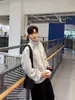 Camisa polo de manga larga color block de moda estilo Hong Kong 2025 para hombre, con letras bordadas, un diseño retro americano, corte holgado y cierre de media cremallera