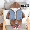 Chaqueta de Primavera y Otoño para Niños 2024 Nuevo Estilo Coreano Conjunto Casual de Tres Piezas con Capucha y Cremallera Chaqueta Fresca y Moderna para Niños Pequeños