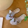 Sandalias Slip-On Redondas con Pliegues de Lunares Estilo Dulce First Encounter para Mujer, Nuevo Modelo Primavera/Verano 2026 con Lazo Suela Plana