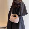 Bolso pequeño versátil de moda para otoño e invierno para mujer, nuevo bolso de hombro de felpa texturizada, bolso cruzado de estilo extranjero con pelo, 2025