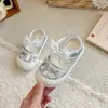 Sandalias Cerradas de Encaje y Perlas con Moño y Correa de Velcro para Niñas, Nuevas de Verano 2026, Zapatos de Princesa Transpirables para Niños