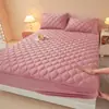 Saia de cama acolchoada de veludo cristal Classe A bordado duplo C quente de veludo curto cobertura de cama acolchoada protetor de colchão saia de cama semi-coberta de veludo de leite