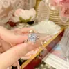 Anillo Serie Amor de Temperamento Elegante Camelia para Mujer Chapado en Platino con Imitación de Moissanita Anillo de Moda para Boda y Banquete