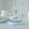 Modelo de Mini Veleiro Mediterrâneo em Azul e Branco, Decoração Fresca para Mesa, Barco Artesanal Oceânico