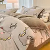 Conjunto de cama de quatro peças em veludo de leite espesso grau A, capa de edredom e lençol de cama de fleece de coral para inverno, design de desenho animado, adequado para dormitórios estudantis, conjunto de três peças