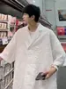 Roupas Masculinas Estilo Hong Kong Verão 2025 Nova Camisa de Manga Curta com Padrão Embossado Colarinho de Terno Masculino Camisa Casual Top de Tamanho Grande