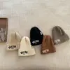 Conjunto quente de chapéu com proteção para as orelhas para bebês no outono e inverno, chapéu de tricô bordado para meninos e meninas, chapéu de lã para crianças, chapéu infantil à prova de frio