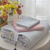 [Productos Premium de Xiangling] Juego de cuatro piezas de colcha de verano de gasa de doble capa transpirable 100% algodón con diseño de cordón, gasa de doble cara