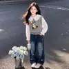 Conjunto de Tres Piezas en Capas Casual de Primavera y Otoño para Niños Medianos y Grandes Estilo Escolar Jeans Camisa con Cuello de Muñeca Chaleco Lindo para Niñas