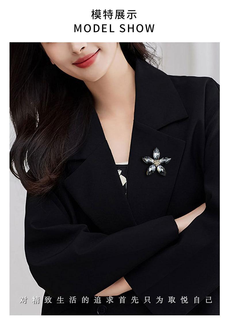 时尚简约五瓣花胸针小众新品轻奢玻璃花别针优雅大方气