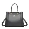 Comercio Exterior Transfronterizo Bolsos de Mujer 2026 Modelo Nuevo Bolso de Hombro de Cuero Suave Grabado para Señoras de Mediana Edad, Bolso Cruzado al por Mayor, Bolso de Mamá