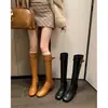 Botas finas de moda estilo britânico de 6cm, novo modelo outono e inverno 2026, bico quadrado, salto grosso, botas de cano alto acima do joelho, botas de montaria femininas