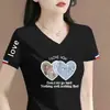 Estoque de Excedente de Comércio Exterior Transfronteiriço Marca Grande Etiqueta Cortada Roupas para Mães Plus Size Camiseta com Decote V Manga Curta para Mulheres, Caimento Regular nos Ombros, Solta e Versátil