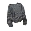 Camiseta Henley de Rayas Long-Termism Ajustada con Cintura Plisada y Bordado de Letras Manga Larga Cuello Henley Camisa Base Top para Primavera