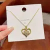 Colar com pingente de coração em ouro com strass, um design único e estiloso, uma corrente de clavícula em forma de coração luxuosa e brilhante, perfeito como presente