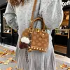 Bolso con Concha Texturizada y Monograma en Relieve Transfronterizo 2025 Nuevo Bolso de Mano con Cadena para Mujer Bolso Cruzado de Hombro con Tachuelas Retro