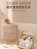 En Stock Bolso Vertical de Maquillaje 2026 Nuevo Estilo Compartimentado Gran Capacidad Portátil Cosméticos Impermeable Bolsa de Aseo de Viaje