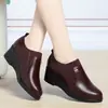 Zapatos de cuero de tacón grueso estilo británico para madres, nuevo modelo otoño 2026, cuero suave, cómodos, antideslizantes, resistentes al desgaste, zapatos de corte bajo para mujeres de mediana edad y mayores